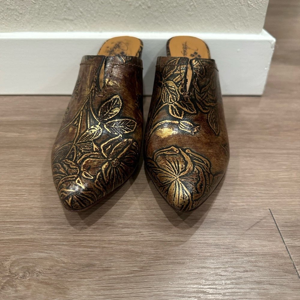 RARE Patricia Nash Ruffina Leather Mules / Floral Gold Tone Embossed Sz 8.5
